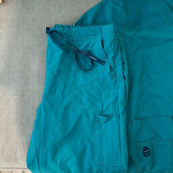 Carhartt scrub set size M includes top and bottoms - Picture 2 of 4